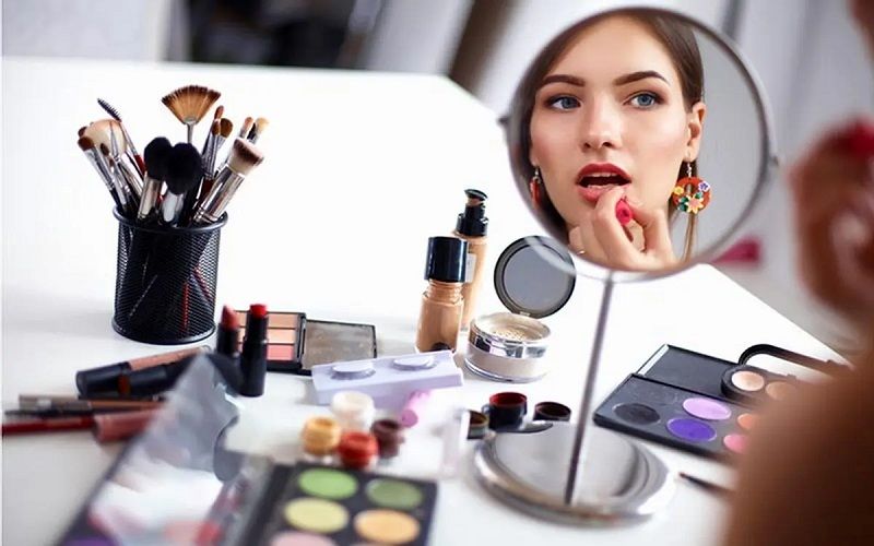 آرایش کردن حال زنان را واقعا خوب می‌کند؟