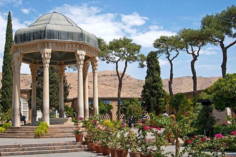 فال حافظ ۲۷ فروردین ماه ۱۴۰۴/ دل گفت فروکش کنم این شهر به بویش