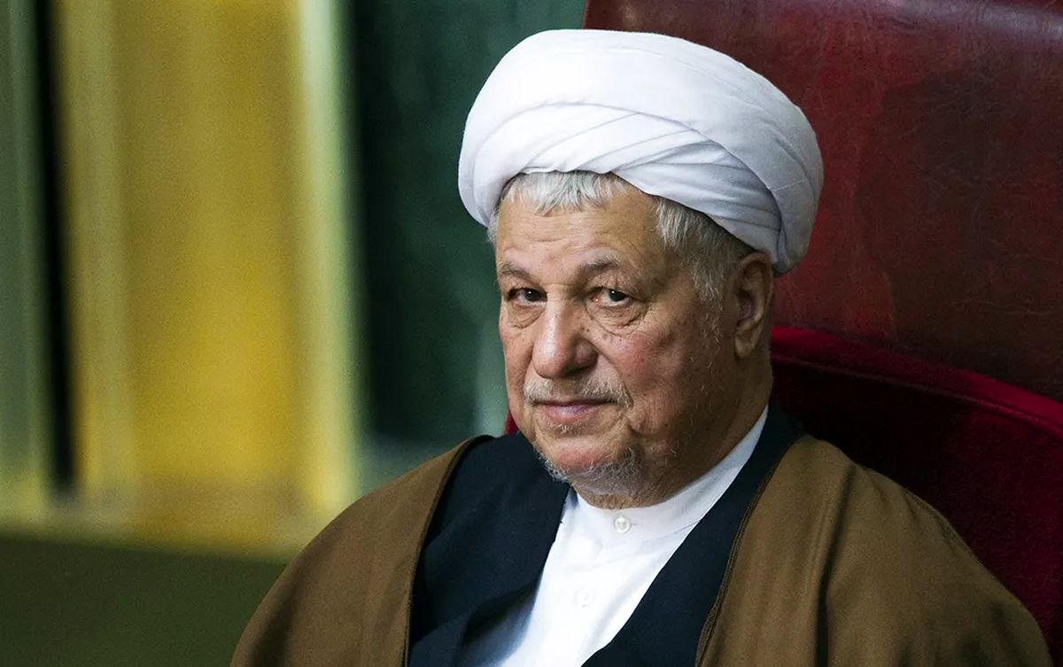 هاشمی رفسنجانی در حال خوراندن واکسن به یک کودک