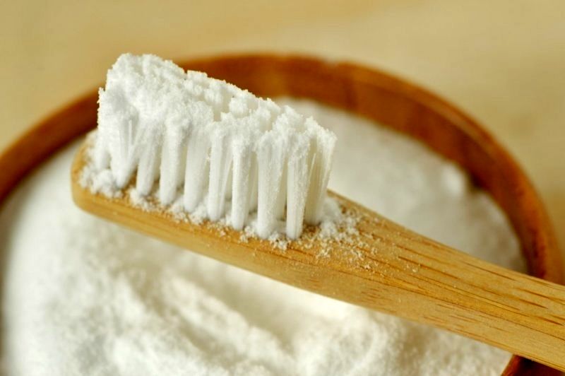 آیا مسواک زدن با جوش شیرین بی‌خطر است؟
