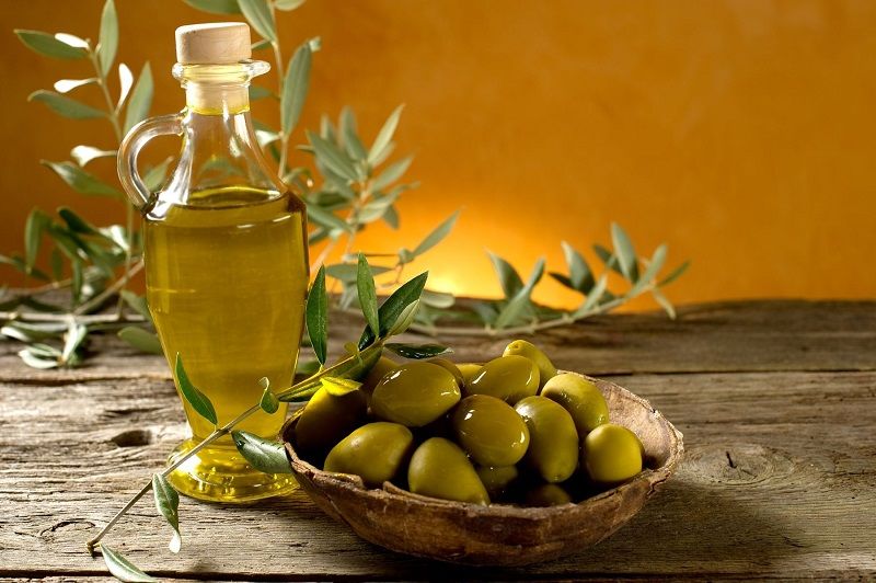 ۴ روشی که روغن زیتون به عمر شما می‌افزاید