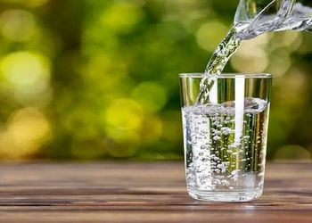 نوشیدن ۸ لیوان آب در روز یک فریب است؟!