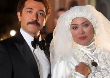 «طلا، انیس و مادر قربان» در پشت صحنه سریال «سوجان»/ عکس